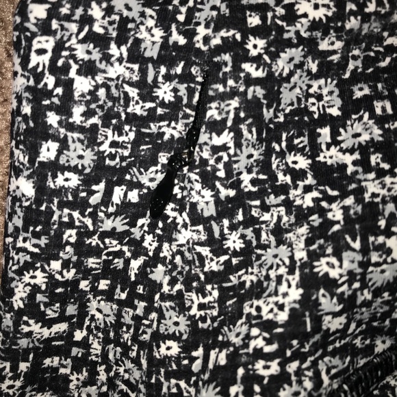 Black and white patterned lululemon leggings - Picture 5 of 5